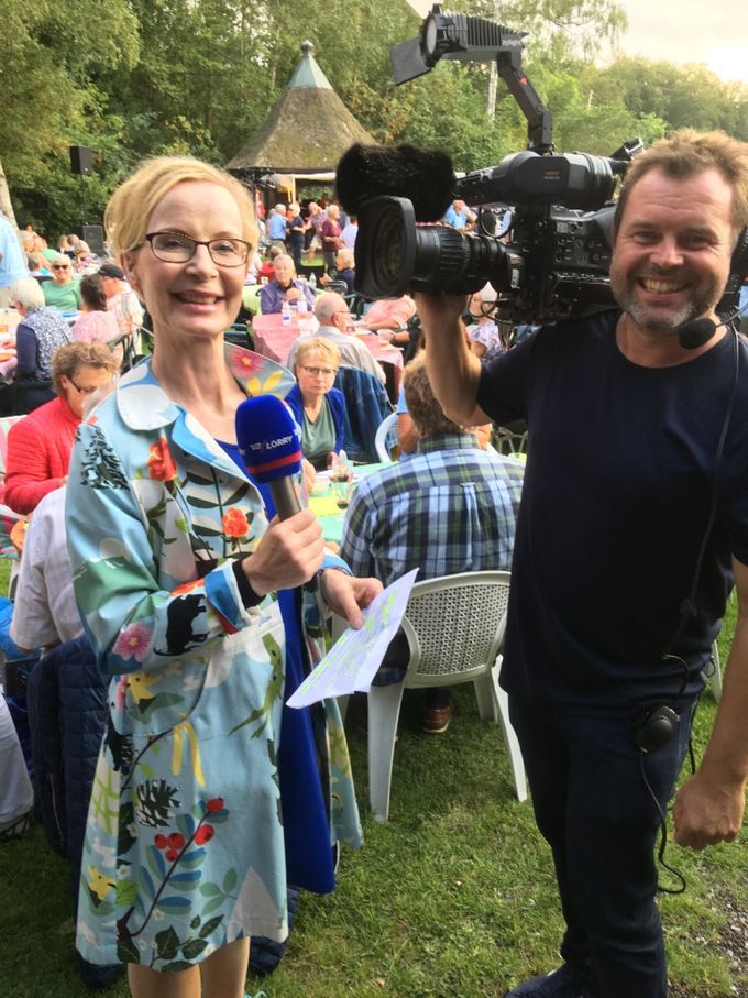 Den 7. august 2019 havde TV2-Lorry fundet vej til Solgårdsparken og musikaftenen med Rocking Ghosts. TV-seere fik en godt indblik i aftenens begivenheder i og om selve parken. På billedet ses reporteren og fotografen i et ledigt øjeblik.