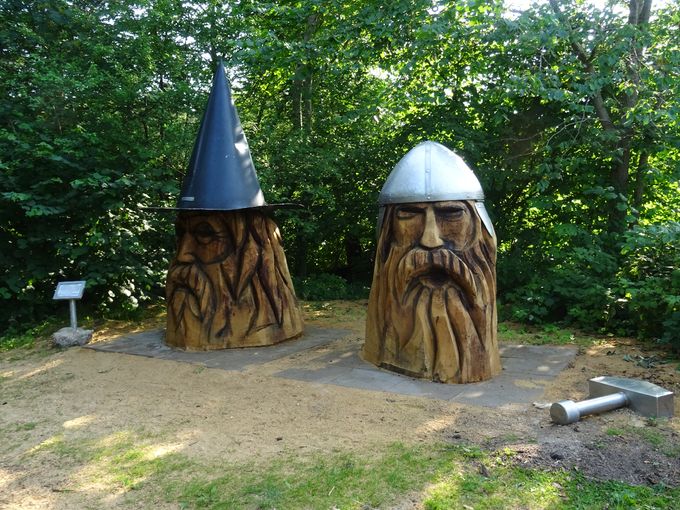 Odin & Thor i Solgårdsparken. Udskåret og opsat i sommeren 2021.