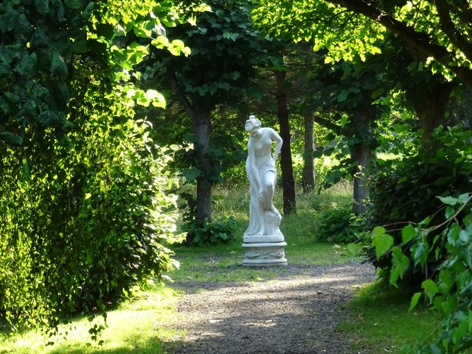Et stille hjørne i Solgårdsparken. Fra stien mellem Fiskedammen og Prins Paris Templet står Venus. Sommeren 2021.